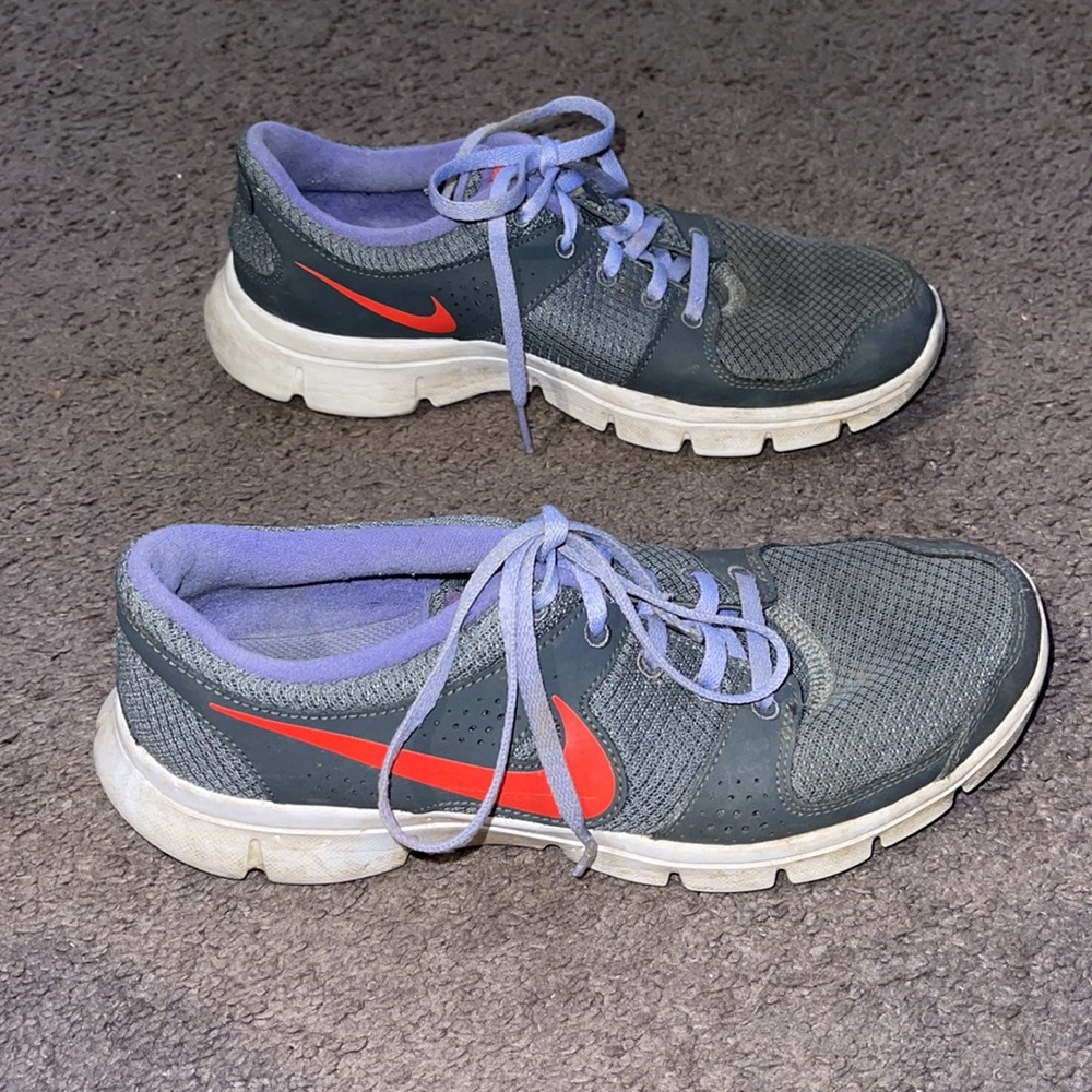 Ladies Nike Sneakers - Picture 2 of 5